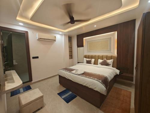 une chambre avec un grand lit et une salle de bain dans l'établissement Premium Hotel The Param Suites A unit of Ramaansh Hotels - 650 Meters from Ram Mandir Ayodhya, à Ayodhya