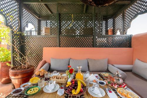 einen Tisch voll mit Essen auf einer Couch in der Unterkunft Riad Saba in Marrakesch