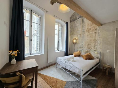 Postel nebo postele na pokoji v ubytování Cocon urbain avec terrasse privée au cœur du centre-ville