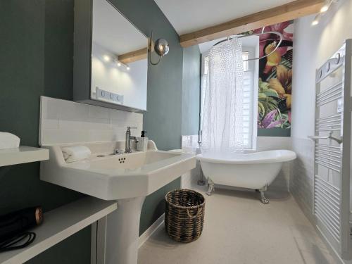 Koupelna v ubytování Cocon urbain avec terrasse privée au cœur du centre-ville