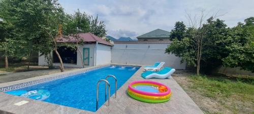Una piscina con un juguete inflable. en Cozy Home, en Gabala
