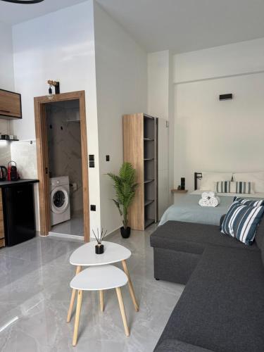 una habitación con una cama y un sofá y una mesa en Cozy house Marousi, en Atenas