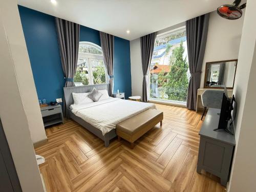 a bedroom with a bed and a large window at Sleep Box Anlina Đường 3 Tháng 4 in Xuan An