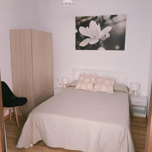 a bedroom with a bed with pink pillows at El Gobernador II in Villanueva de los Infantes