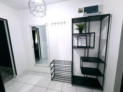 a room with a mirror and a shelf at Comfort Apartment in Târgovişte