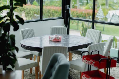 a table and chairs with a box on top of it at คุ้มกะลาหัวฟาร์มสเตย์ (Khumkalahua Farmstay) in Ban Pha Saeng Lang