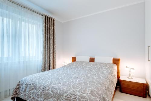 コウォブジェクにあるApartament w Rezydencji Maritimoのベッドルーム1室(ベッド1台、大きな窓付)