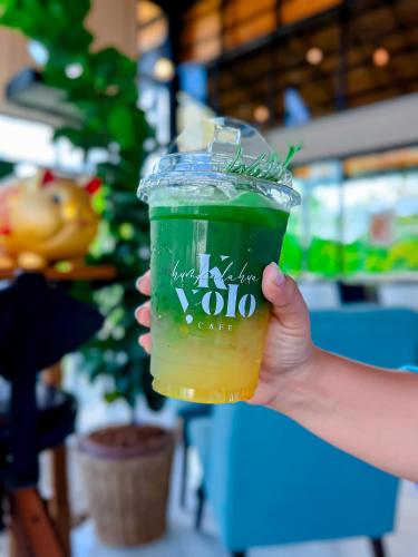 a person holding a drink in a plastic cup at คุ้มกะลาหัวฟาร์มสเตย์ (Khumkalahua Farmstay) in Ban Pha Saeng Lang
