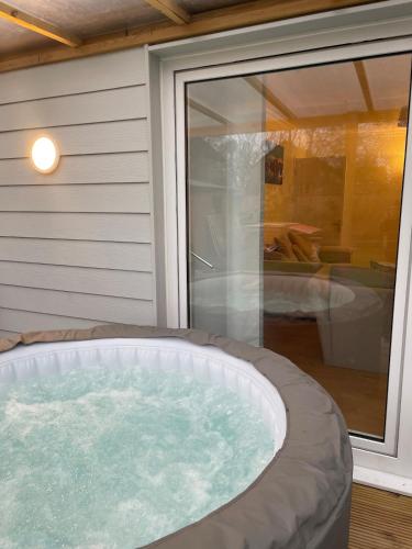 Fotografie z fotogalerie ubytování 10 mins from Gatwick, jacuzzi, 8 persons v destinaci Horne