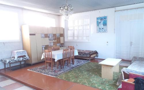 Ruang duduk di Sevda House