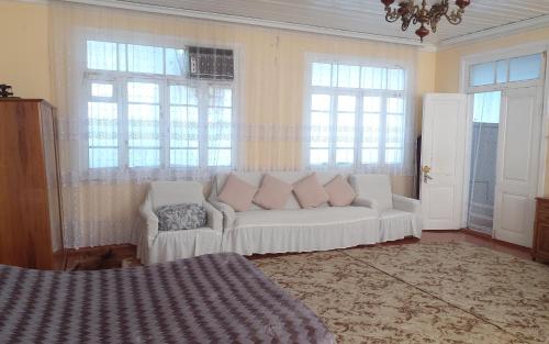 Ruang duduk di Sevda House