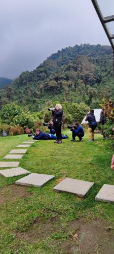 a group of people taking pictures of a mountain at El Color de Mis Rêves in Villamaría