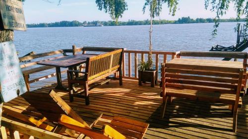 Výhled na řeku, která protéká v blízkosti chaty