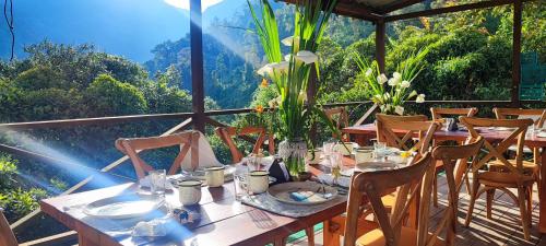 a wooden table with chairs and plates of food on it at El Color de Mis Rêves in Villamaría