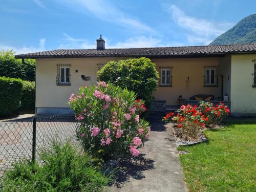 a house with flowers in front of it at Casa Medusa - con piscina, a 2 minuti dalla stazione in Verscio