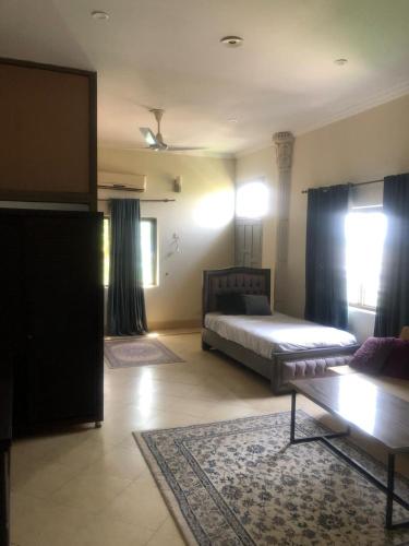 una sala de estar con una cama y un sofá en Mountain View Resort, en Islamabad