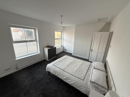 En eller flere senge i et værelse på Cheap Grantham Town Centre Terrace House