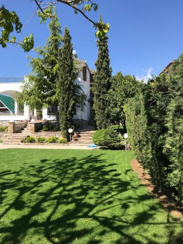 Um jardim em Villa with Private Pool by the coast of Olympus