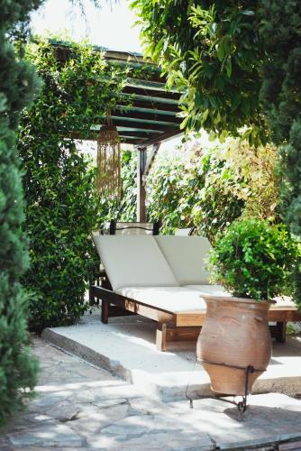 Um jardim em Villa with Private Pool by the coast of Olympus