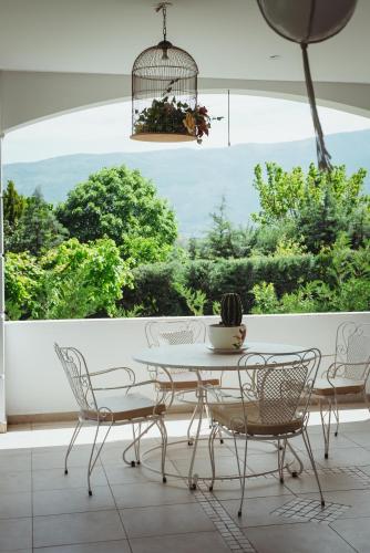 Uma vista da montanha tirada da villa 