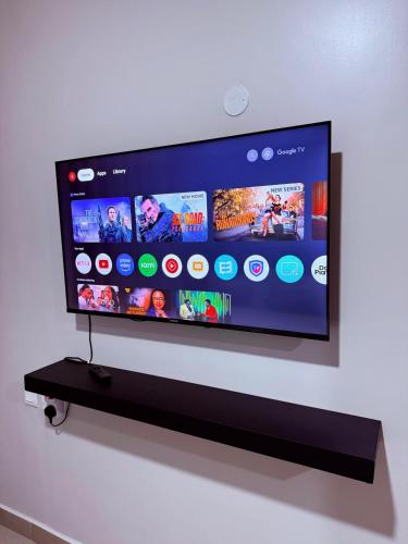 ナイロビにあるNimzy homesの壁に掛けられた薄型テレビ