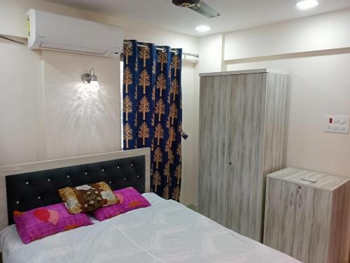 Postel nebo postele na pokoji v ubytování Rk Stay 2bhk Balewadi HighStreet Fully Furnished