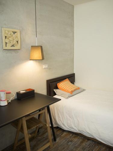 Una cama o camas en una habitación de Home & Teak Residence