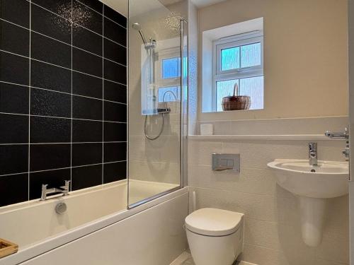 Bilik mandi di 4BR Home - Gym - 2BA - Free Parking - En-suite - Near LGW Airport