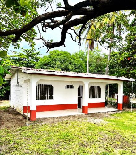 Το κτήριο όπου στεγάζεται  η παραθεριστική κατοικία