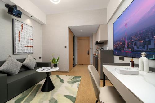 TV a/nebo společenská místnost v ubytování Jingyi Qingju Executive Apartment