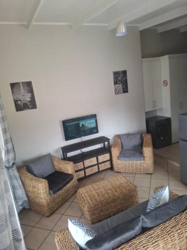 Ruang duduk di Mountain View Self-Catering Accommodation