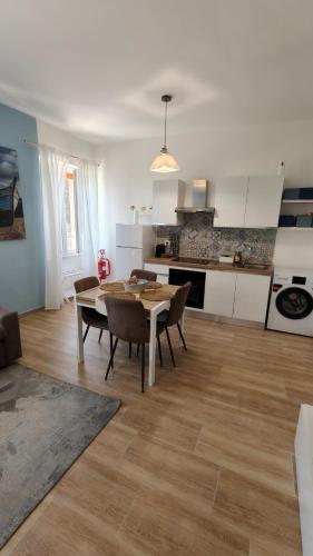 a kitchen and dining room with a table and chairs at Oltremare FRONTE SPIAGGIA in Ladispoli