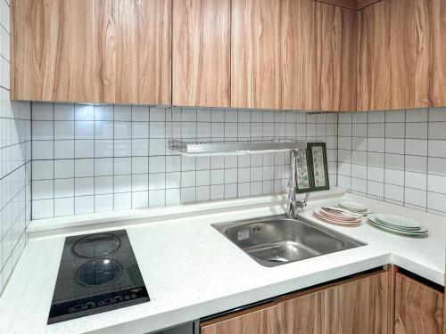a kitchen with a sink and a stove at 홍대 풀하우스!신축!무료주차!엘베 남들과다른 특별한공간 in Seoul