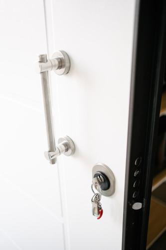 a white door with a metal door knob at Casa Cleo al Mare con Free WiFi Netflix AC in Carrao