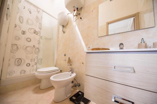 a bathroom with a toilet and a sink at Casa Cleo al Mare con Free WiFi Netflix AC in Carrao
