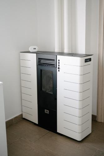 a black and white oven in a room at Casa Cleo al Mare con Free WiFi Netflix AC in Carrao