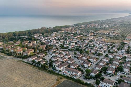 an aerial view of a city with houses and the ocean at Casa Cleo al Mare con Free WiFi Netflix AC in Carrao