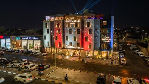 ハーイルにあるAyas Hotelの夜の街灯の建物