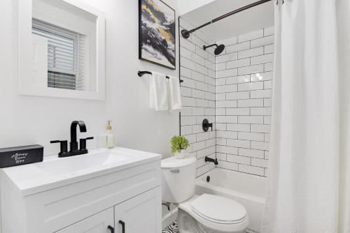 Ένα μπάνιο στο Stylish 2BR Near Union Market & Metro
