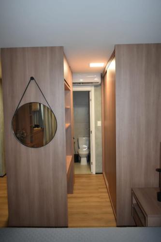 a bathroom with a mirror on the wall at Art Studio - Unidade Diferenciada in Salvador
