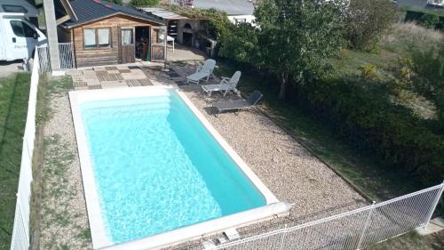 an overhead view of a swimming pool with chairs and a house at Maison sud Ardèche lavilledieu in Lavilledieu