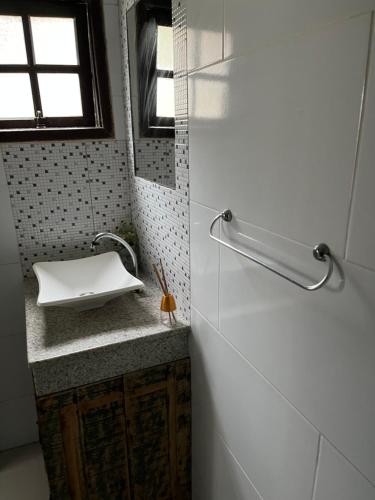 un bagno con lavandino e specchio di Casa vacacional con piscina a Búzios