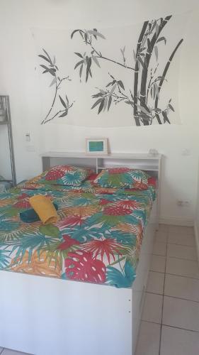 Ένα ή περισσότερα κρεβάτια σε δωμάτιο στο Appartement KER-EOL Résidence CANOUAN Sainte-Anne avec piscine