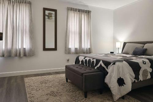 Un dormitorio con una cama, una silla y un espejo. en Iconic Retreat 2BR Home in The Heart Dallas TX, en Oldham