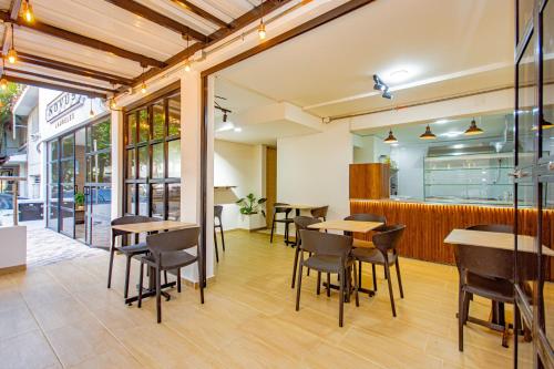a dining room with tables and chairs in a restaurant at Novus Laureles in Medellín
