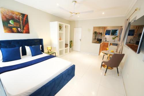 Katil atau katil-katil dalam bilik di Lukas Garden Accra with Pool, Jacuzzi & Gym