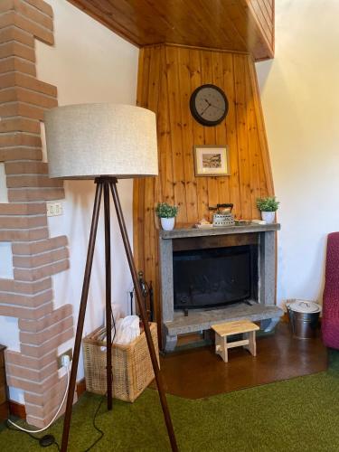 テルミニッロにあるBufu s Homeのリビングルーム(暖炉、壁掛け時計付)