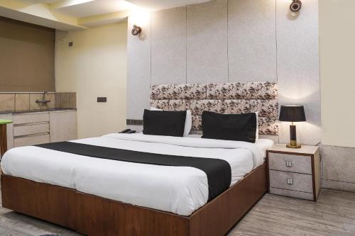 a bedroom with a large bed and a kitchen at Hotel IBY Near Delhi Airport in New Delhi