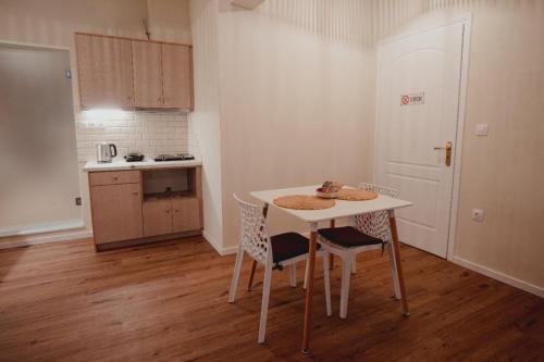 Andromeda apartmentsにあるキッチンまたは簡易キッチン