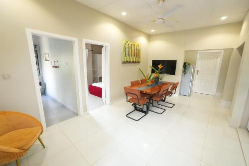 Ruang duduk di Lukas Garden Accra with Pool, Jacuzzi & Gym